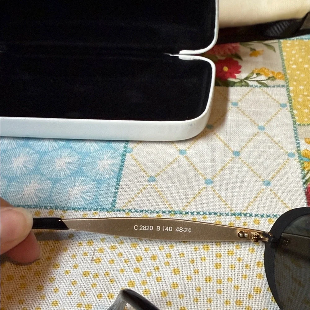 Chic Black Oval Sunglasses